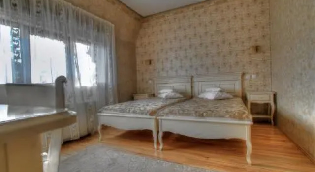 Casa cu Tei, Book Hotel Hoteller i Dolj med parkering, Parkering