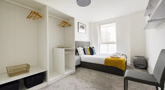 Sophisticated 2 Bed Flat with Balcony in Acton