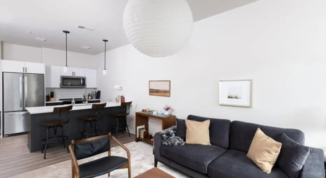 Flexhome East Side 1BR E1 - Brady St, Balcony, & Lounge, Rezerwuj Hotel Milwaukee Wisconsin, w pobliżu Marcus Center