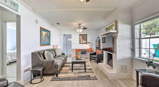 Chic Home w/ Fire Pit & Patio, Walk to Lake!, Boek Vakantiehuis Mount Dora Florida