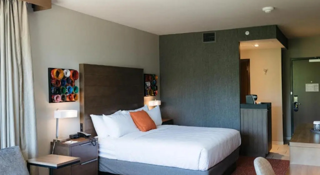 Люкс студия Revel Hotel, Tapestry Collection By Hilton