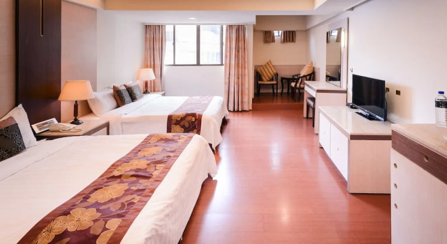 Четырёхместный семейный номер Standard Waugh Den Business Hotel