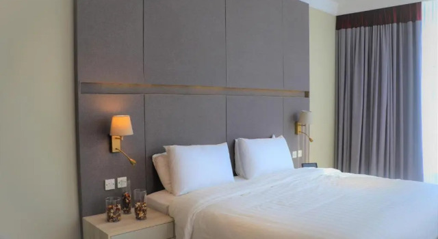 Sassy Doppel Zimmer with city/pool view Ramada by Wyndham Doha Old Town
