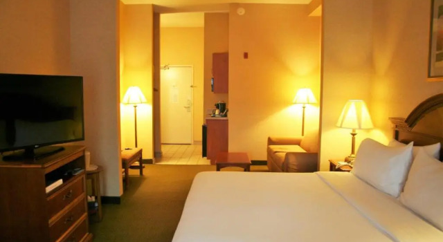 Люкс Holiday Inn Express Hotel & Suites Drums-Hazelton by IHG