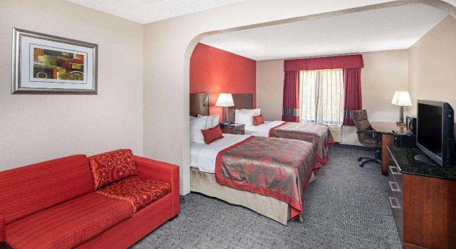 Четырёхместный люкс Ramada by Wyndham Alpharetta Atlanta North
