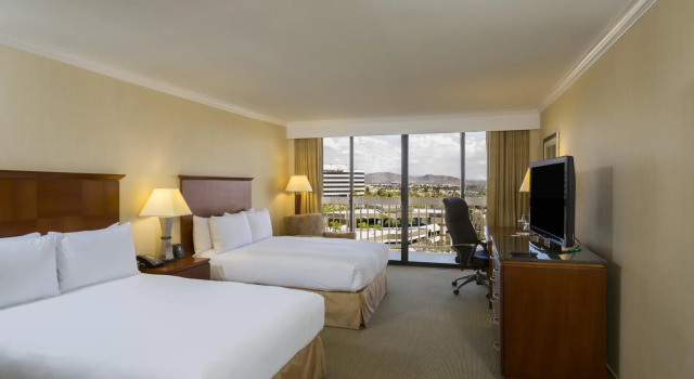 Четырёхместный номер Standard с балконом Ontario Airport Hotel & Conference Center