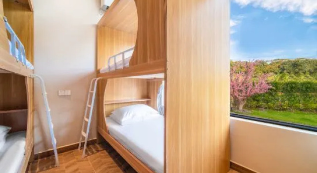 Кровать в общем номере (мужской номер) Wanning Riyuewan Flower Romantic Homestay