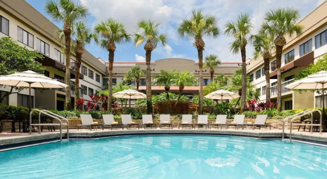 Кровать в общем номере Sheraton Suites Orlando Airport Hotel