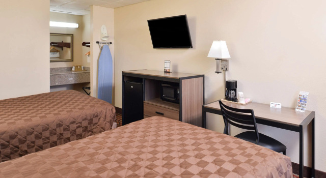 Четырёхместный номер Standard Americas Best Value Inn West Monroe