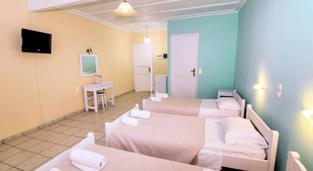 Четырёхместный номер Standard с балконом Apple Hotel