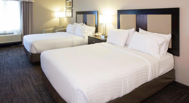 Четырёхместный номер Standard Holiday Inn Express Hotel & Suites-Saint Joseph by IHG