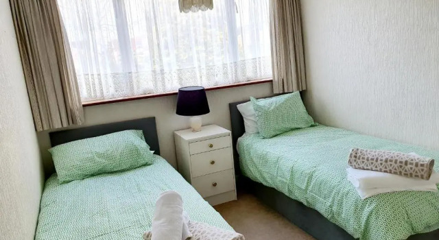 Nicely decorated 3 bedroom house near Heathrow, London, Boek Hotel Hotels in Groot-Londen met parkeren, Parkeren