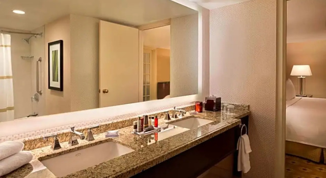 Клубный люкс с 2 комнатами Toronto Airport Marriott Hotel