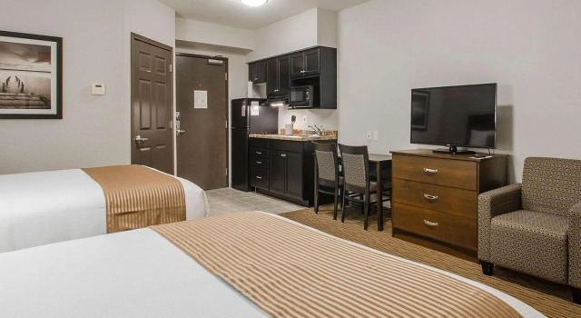 Четырёхместный номер Standard Travelodge Suites by Wyndham Estevan