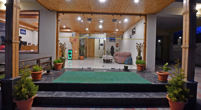 Lotus Inn Rohtang View, Забронировать Отель Отели Манали с бассейном, Бассейн