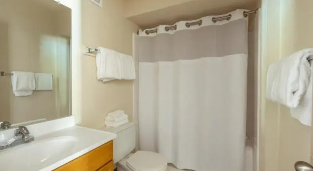 Четырёхместный номер Standard с балконом The Nautical Beachfront Resort