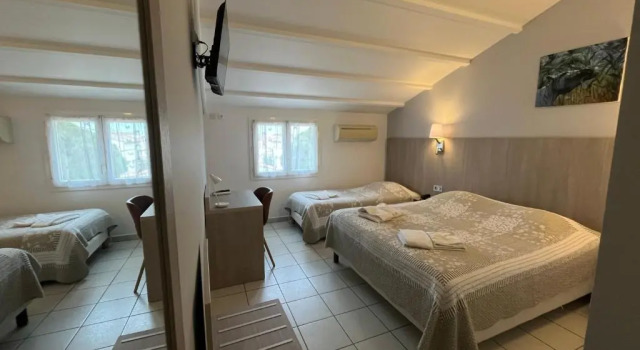 Трёхместный номер Standard Hôtel Les Arcades