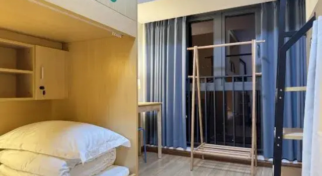Кровать в общем номере (мужской номер) с видом на город Shenzhen Pusu Hostel (Longgang Jixiang Subway Station)