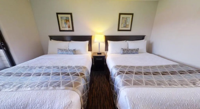 Четырёхместный номер Standard Recreation Inn and Suites Kelowna