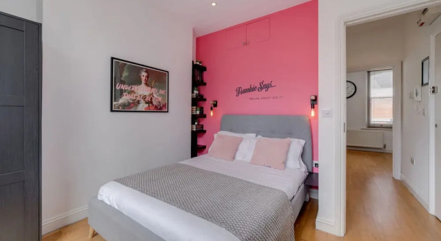 The Lipstick Palace - Fitzrovia - by Frankie Says
