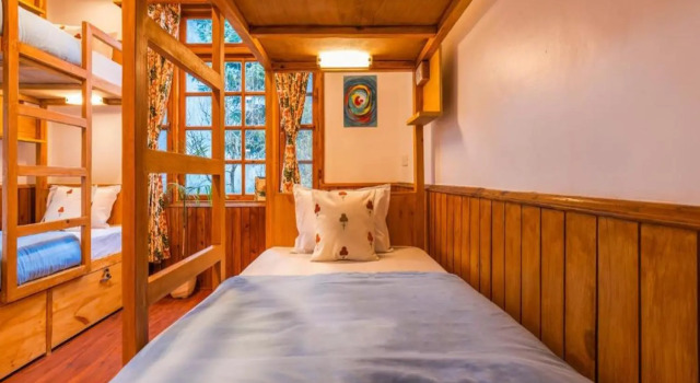 Кровать в общем номере Zen Manali by Keekoo Stays