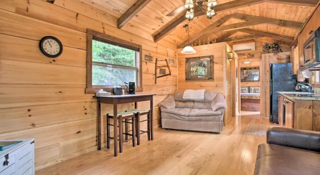 Hike, Sip & Unwind! Mill Spring Cabin Near Winery, 予約 ホテル ミル スプリング ノースカロライナ州