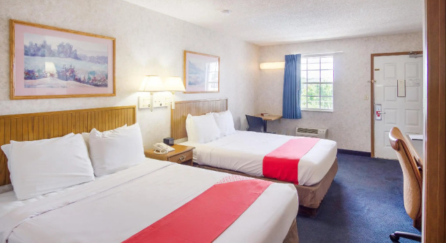 Четырёхместный номер Premium Econo Lodge Inn & Suites Lake Of The Ozarks