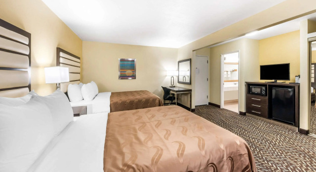 Четырёхместный номер Standard Quality Inn & Suites Capitola By the Sea