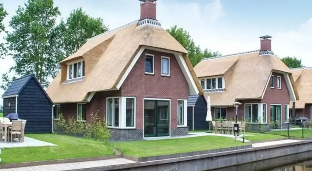 Villa in Friesland With Sauna by Water, Rezerwuj Willa Idskenhuizen Fryzja