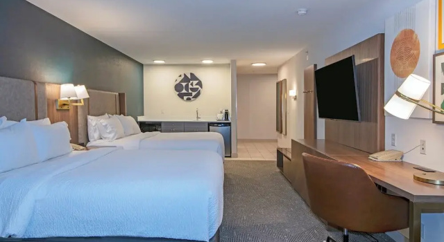 Четырёхместный номер Premium Holiday Inn Hotel and Suites-Kamloops by IHG