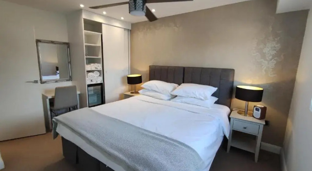 Modern 2 Bedroom Flat with private outdoor terrace