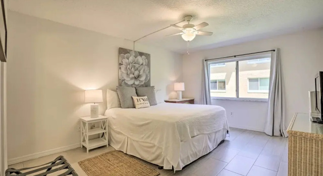 Апартаменты Walk to Crescent Beach: Condo w/ Pool Access