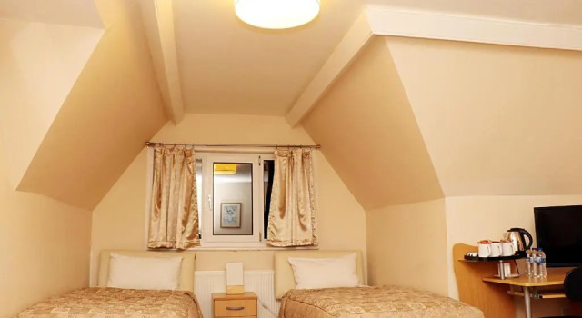 Четырёхместный номер Standard London Gatwick Inn