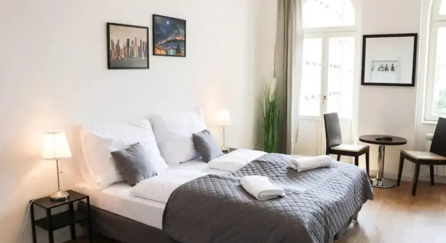Rose suites and rooms, Забронировать Отель Отели Праги с парковкой, рядом с Ворота Леопольда, Парковка