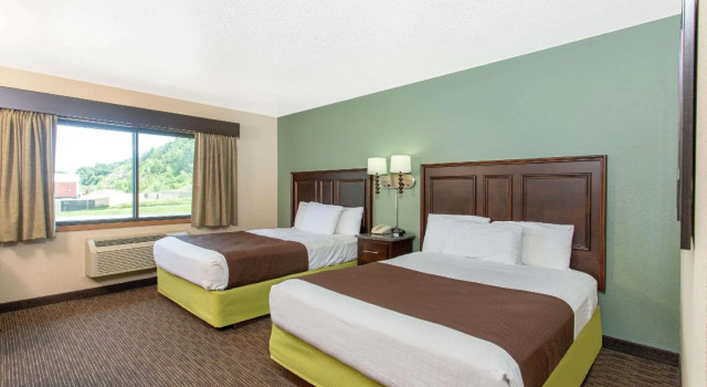 Четырёхместный номер Standard AmericInn by Wyndham West Salem