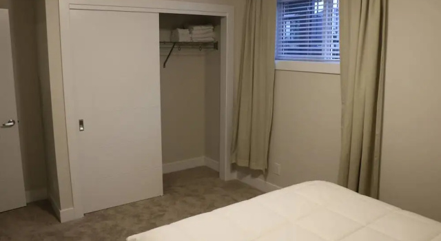 Lovely guest Suite in Calgary, Забронировать Гостевой дом Гостевые дома Calgary Region, Гостевой дом