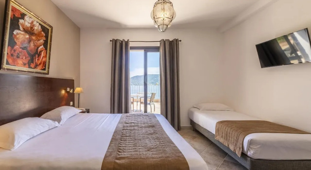 Трёхместный номер Superior с балконом Hotel Shegara