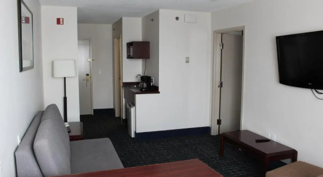 Люкс семейный Divya Sutra Plaza and Conference Centre Calgary Airport