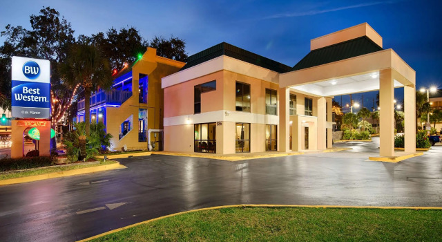 Кровать в общем номере Best Western Oak Manor