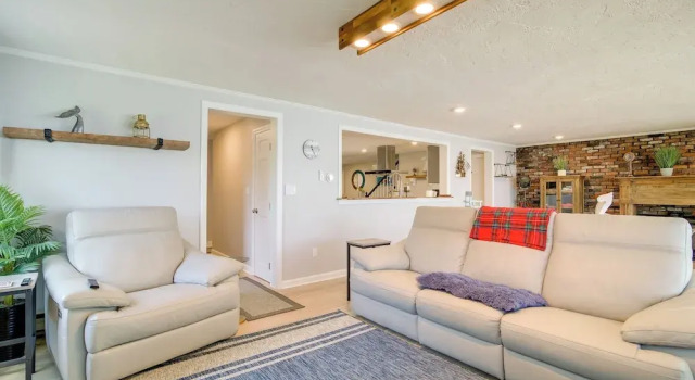 Bayfront Home w/ Deck - 4 Mi to Downtown Plymouth!, 预订 度假屋 普里茅斯 马萨诸塞州