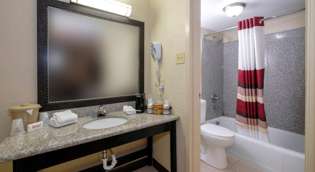 Четырёхместный номер Deluxe с видом на бассейн Red Roof Inn Hot Springs