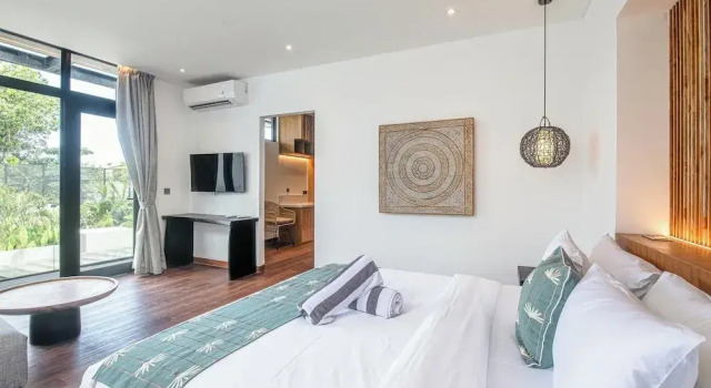 Vibrant 6BR Canggu Retreat 400m to the Ocean