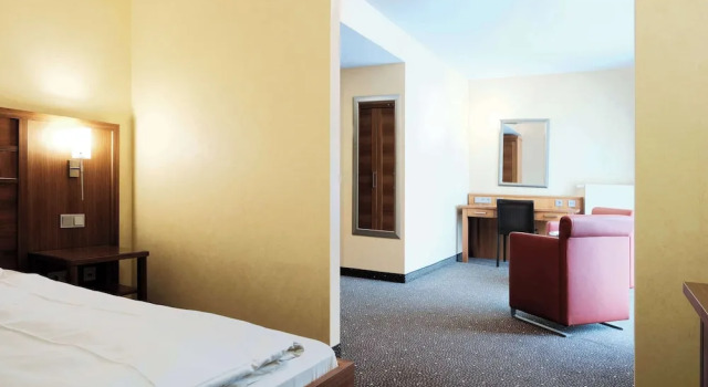 Люкс с балконом Ramada by Wyndham Duesseldorf Ratingen