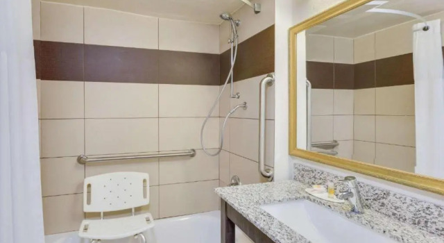 Номер Standard Days Inn by Wyndham Birmingham/West