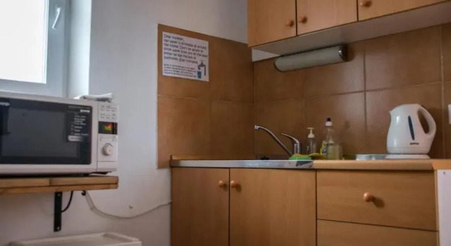 Кровать в общем номере Travellers Haven Hostel