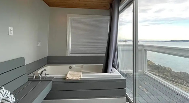 Номер Deluxe с балконом и с видом на море Tides Inn & Suites