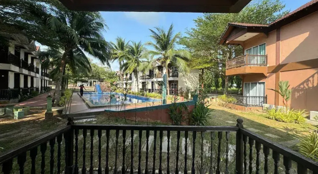 Havuz manzaralı Balkonlu Standart üç kişilik oda Mersing Beach Resort