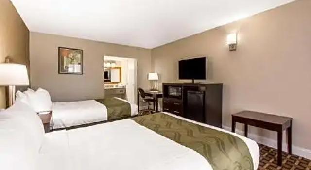 Четырёхместный номер Standard с видом на бассейн Clarion Hotel & Conference Center Tampa