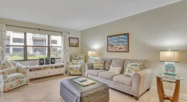 Cute 1br Directly On Beach 1 Bedroom Condo by RedAwning, Забронировать Дом для отпуска Отели Нью-Смирна-Бич с бассейном, рядом с Парк 27 Авеню, Бассейн