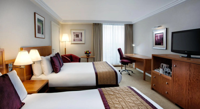 Четырёхместный номер Standard Crowne Plaza Heathrow